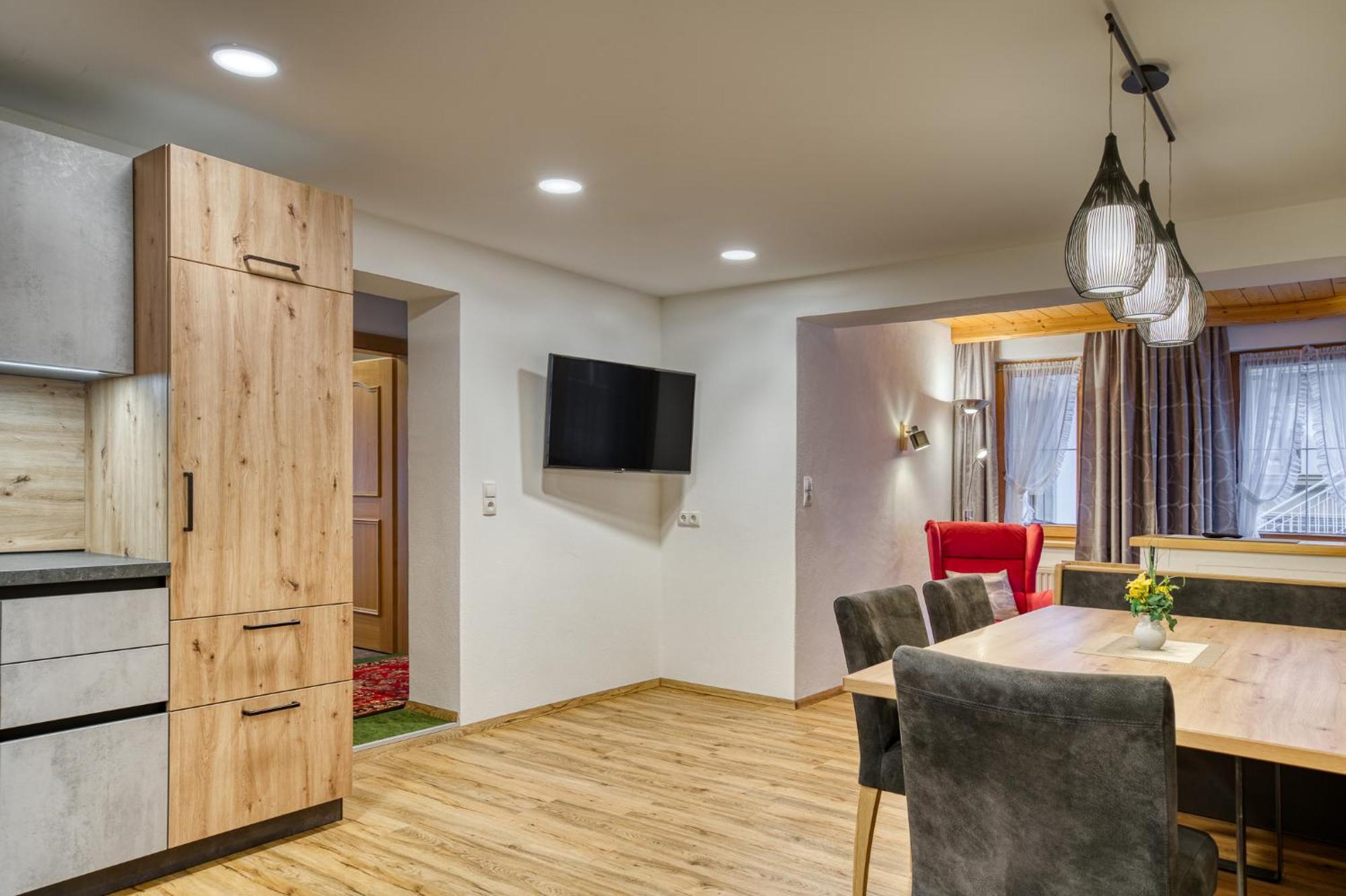 Alpenrose Tux Apartment Exterior photo